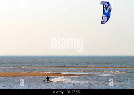 KITE-SURFEN, REGION VON DEAUVILLE, CALVADOS (14), NORMANDIE, FRANKREICH Stockfoto