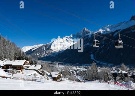 Blick über das Resort von der Übungswiese mit Le Brevent Aufzug, Chamonix Mont Blanc, Haute Savoie, Frankreich Stockfoto