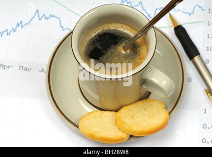 Morgens Kaffee bei der Arbeit Stockfoto