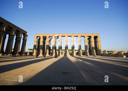 LUXOR, ÄGYPTEN. Ein Sonnenaufgang Blick des Court von Amenophis III. im Luxor-Tempel. Stockfoto