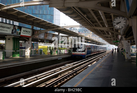 BTS Skytrain Nana Station in Bangkok Stockfoto
