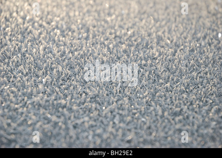 Makroaufnahme einer Eisschicht auf dem Dach eines Autos. Stockfoto