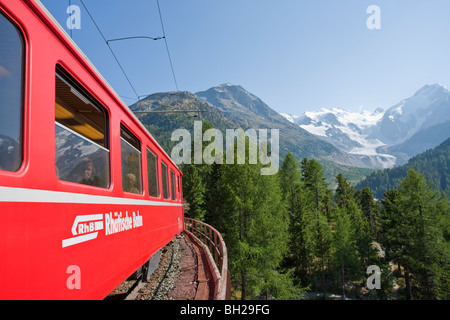 RHAETISCHE BAHN RHÄTISCHE BAHN, BERNINAPASS, MORTERATSCH GLETSCHER GLETSCHER, ENGADIN, GRAUBÜNDEN, SCHWEIZ Stockfoto