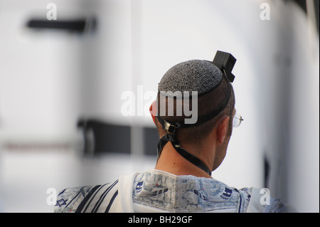 Ein jüdischer Mann trägt ein Tefillin, schwarzen Leder-Box enthält die zehn Gebote beim Morgengebet getragen Stockfoto