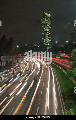 Verkehr bewegt sich auf dem Circuito Interior (innere Schleife) während der Hauptverkehrszeit am 4. November 2009 in Mexico City, Mexiko. Stockfoto