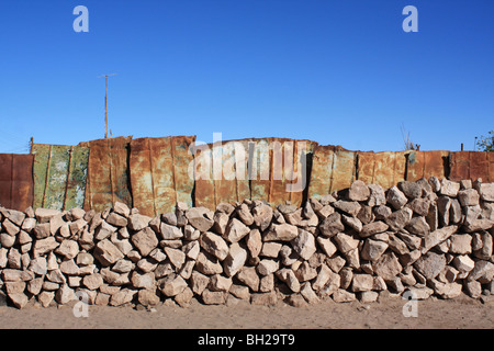 Stein und Wellblech Zaun, Dorf Toconao, chile Stockfoto