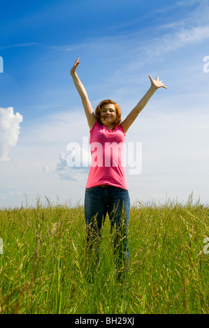 schöne Arme mitten auf einem Feld zu verbreiten Stockfoto