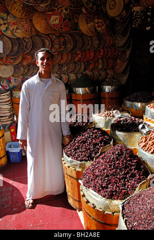 ASWAN, ÄGYPTEN. Ein Geschäft in Assuan Markt verkaufen getrocknet Hibiskus Blumen benutzt, um Karkady (Hibiskustee) vorzubereiten. Stockfoto