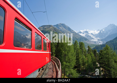 RHAETISCHE BAHN RHÄTISCHE BAHN, BERNINAPASS, MORTERATSCH GLETSCHER GLETSCHER, ENGADIN, GRAUBÜNDEN, SCHWEIZ Stockfoto