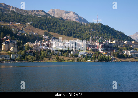 ZEIGEN SIE AT ST. MORITZ, ST. MORITZERSEE SEE, OBERENGADIN, ENGADIN, GRAUBÜNDEN, SCHWEIZ AN Stockfoto