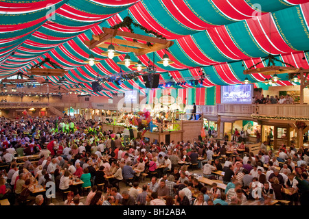 BIERZELT, CANNSTATTER VOLKSFEST FOLK FESTIVAL IN STUTTGART, DEUTSCHLAND Stockfoto