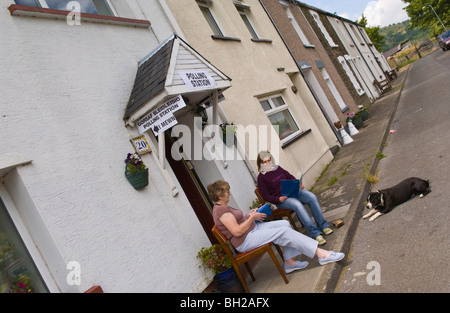 Reihenhaus bei Bedwellty Gruben verwendet als Wahllokal für die Nachwahl im Wahlkreis in England Gwent South Wales Valleys UK Stockfoto