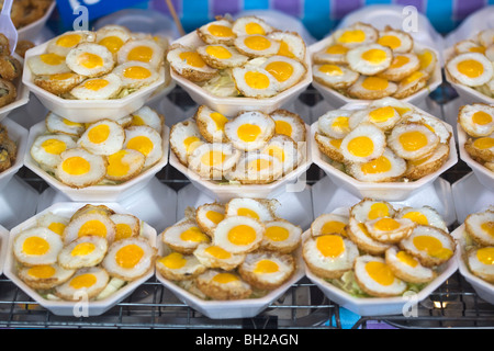 Gebratene Wachteln Eiern Chatuchak Weekend Market Bangkok Thailand Stockfoto