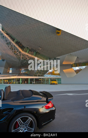 PORSCHE 911 CABRIO VOR PORSCHE MUSEUM IN STUTTGART, ERÖFFNUNG 2009, DEUTSCHLAND Stockfoto