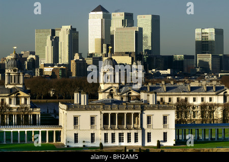 Queens House, old Royal Naval College und Canary Wharf Skyline vom Greenwich Park aus gesehen Stockfoto