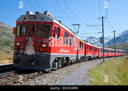 RHAETISCHE BAHN RHÄTISCHE BAHN, BERNINA PASS IN DER NÄHE VON DIAVOLEZZA, ENGADIN, GRAUBÜNDEN, SCHWEIZ Stockfoto