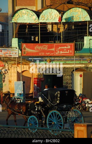 EDFU, ÄGYPTEN. Ein Café am Nil. 2009. Stockfoto