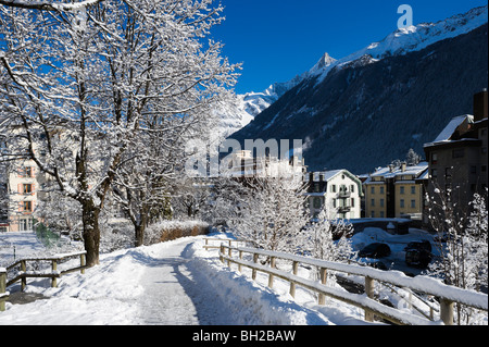 Schneebedeckte Bäume auf einem Pfad in der Nähe der Innenstadt, Chamonix Mont Blanc, Haute Savoie, Frankreich Stockfoto