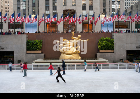 Eislaufen am Rockefeller Center in New York City, USA Stockfoto