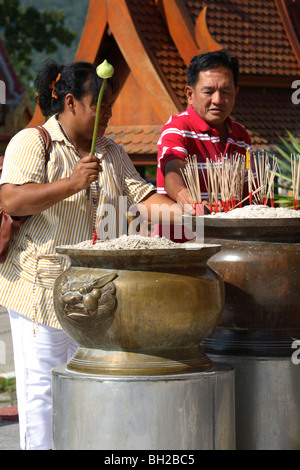 Faithfuls beten im Tempel Wat Chalong, Pukhet, Thailand Stockfoto