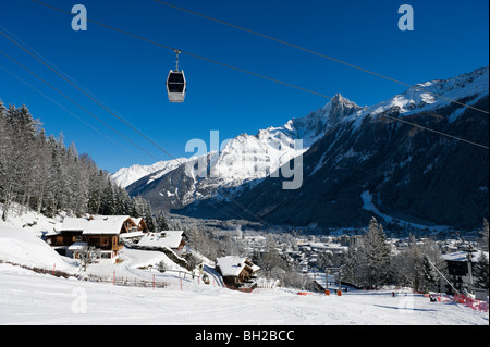 Blick über das Resort von der Übungswiese mit Le Brevent Aufzug, Chamonix Mont Blanc, Haute Savoie, Frankreich Stockfoto