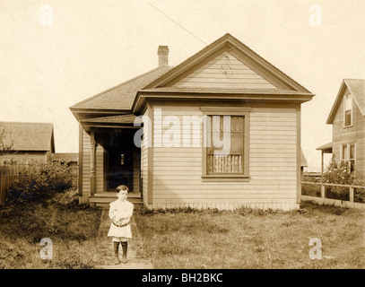 Little Boy & kleinen Bungalow Stockfoto