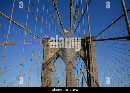 Blick auf die Brooklyn Bridge Nacht und Tage wo Leute gehen oder fahren Sie über den East River nach Manhattan Stockfoto