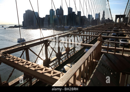 Blick auf die Brooklyn Bridge Nacht und Tage wo Leute gehen oder fahren Sie über den East River nach Manhattan Stockfoto