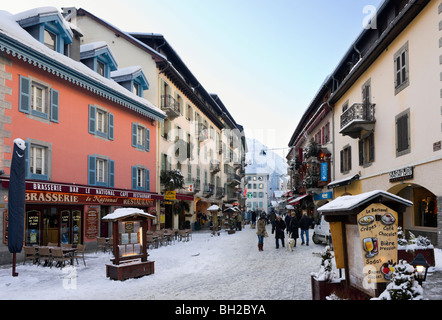 Fußgängerzone im Stadtzentrum (Rue du Dr. Paccard), Chamonix Mont Blanc, Haute Savoie, Frankreich Stockfoto