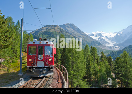 RHAETISCHE BAHN RHÄTISCHE BAHN, BERNINAPASS, MORTERATSCH GLETSCHER GLETSCHER, ENGADIN, GRAUBÜNDEN, SCHWEIZ Stockfoto