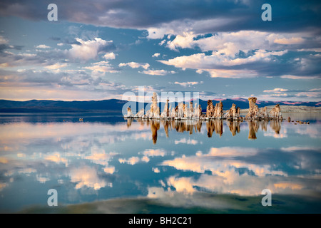 Tuffstein und Cloud Reflexionen in Mono Lake, Kalifornien Stockfoto