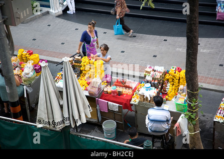 Verkauf von Girlanden für Schrein auf Thanon Ploenchit / Rama ich Stockfoto