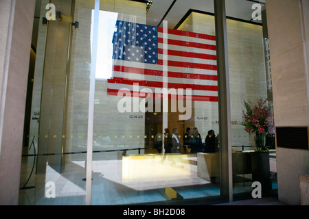 Besucher außerhalb der Christie amerikanische Niederlassung im Rockefeller Center in New York Stockfoto