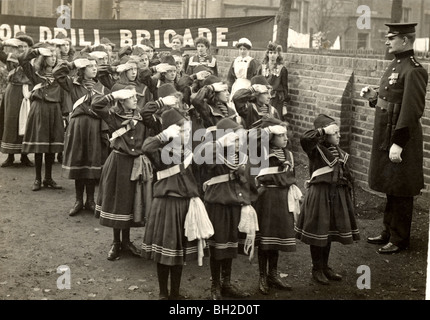 Mädchen Bohren Brigade salutieren Kommandierender Offizier Stockfoto