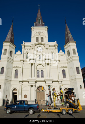 Zulu hin-und Herbewegungen gebunden für Fasching vorbei an St. Louis Cathedral, Jackson Square, New Orleans, Louisiana Stockfoto