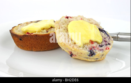 Gebutterte Beere Muffin auf Teller mit Messer Stockfoto