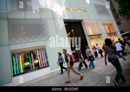 Fassade des Louis Vuitton Store auf der 5th avenue Stockfoto