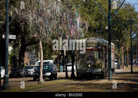 St. Charles Avenue Streetcar neath Perlen hängen Eichen Bäume Garten Bezirk New Orleans, Louisiana Stockfoto