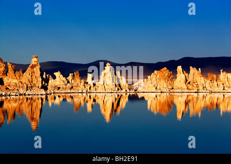 Tuffstein und Reflexionen in Mono Lake, Kalifornien Stockfoto