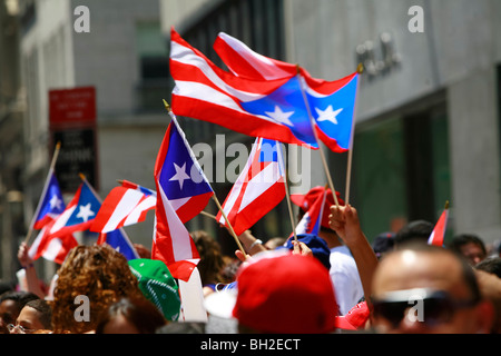 Die Puerto Rican Day Parade findet entlang der Fifth Avenue in New York Stockfoto