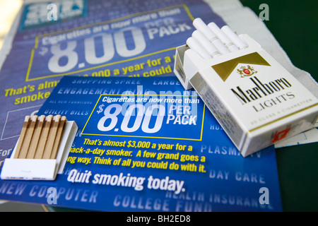 Marlboro Zigaretten und Buch der Spiele Stockfoto