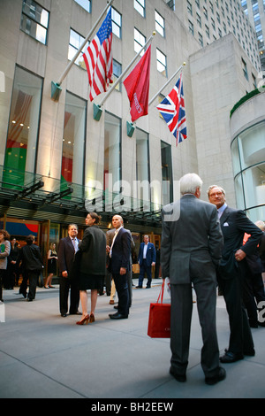 Besucher außerhalb der Christie amerikanische Niederlassung im Rockefeller Center in New York Stockfoto