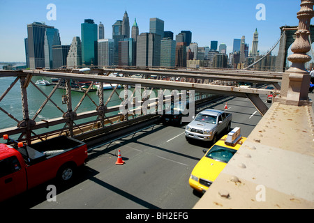 Blick auf die Brooklyn Bridge Nacht und Tage wo Leute gehen oder fahren Sie über den East River nach Manhattan Stockfoto