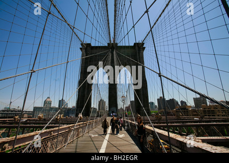 Blick auf die Brooklyn Bridge Nacht und Tage wo Leute gehen oder fahren Sie über den East River nach Manhattan Stockfoto