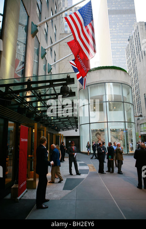 Besucher außerhalb der Christie amerikanische Niederlassung im Rockefeller Center in New York Stockfoto