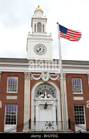 Eine USA-Flagge, USA-Flagge, amerikanische Flagge, Wellen im Wind vor dem Rathaus von Burlington, Vermont. VT. Stockfoto