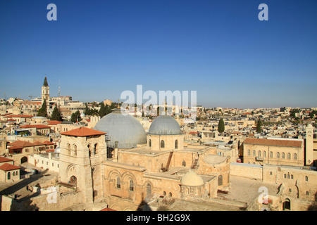 Israel, die Altstadt von Jerusalem, ein Blick auf die Kirche des Heiligen Grabes vom Glockenturm der Kirche des Erlösers Stockfoto