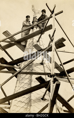 Zwei Arbeitsbeleuchtung Reparatur Kirchturm Stockfoto