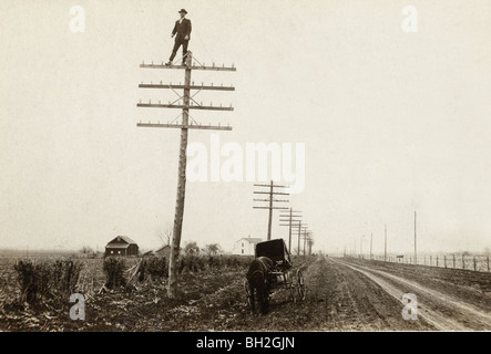 Telefon-Ratgeber auf Strommast Stockfoto