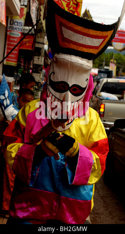 kleiner Junge mit seiner Maske im bunten Kostüm, Phitakon Festival, Dansai, Loei, thailand Stockfoto